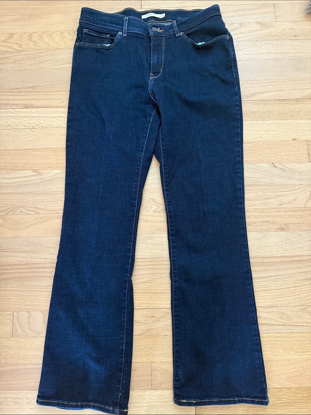 Levi’s Women’s Size 30 Dark Wash Classic Boot cut Stretchy Jeans